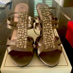 BcbgMAXAZRIA HEELS in a silver/taupe color with gorgeous embellishment on front.